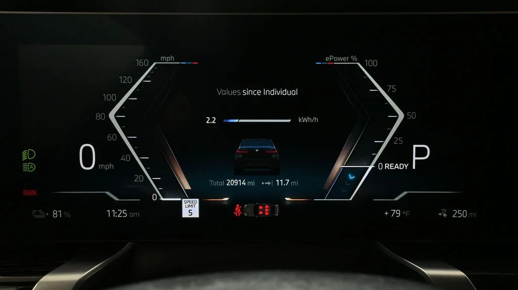 2025 BMW i7 50 - Photo 14