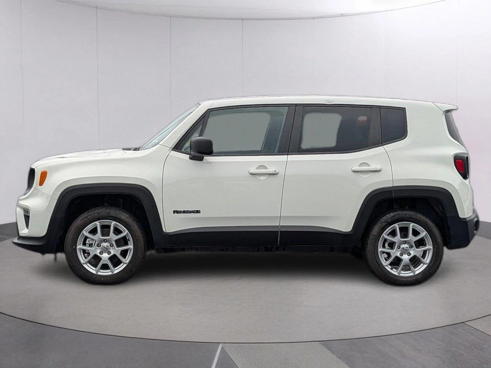 Used 2023 Alpine White Clearcoat Jeep Latitude image 2