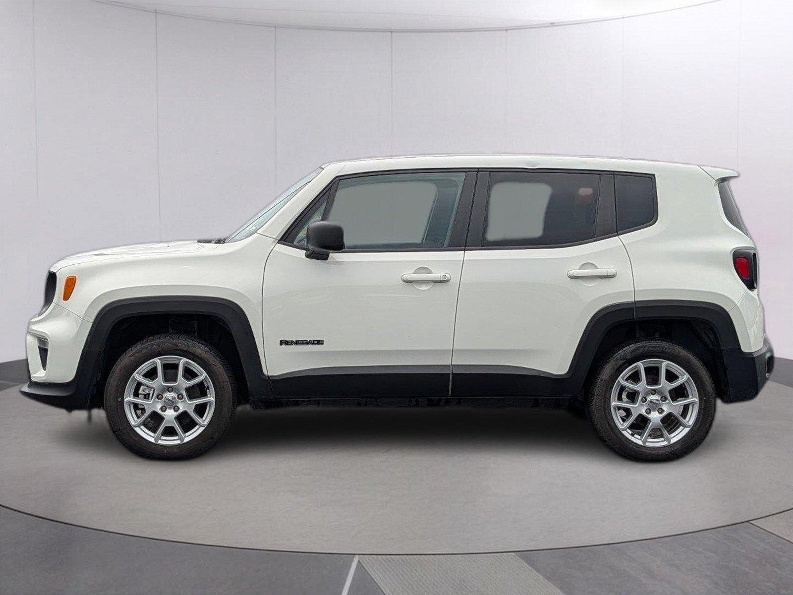 Used 2023 Alpine White Clearcoat Jeep Latitude image 2