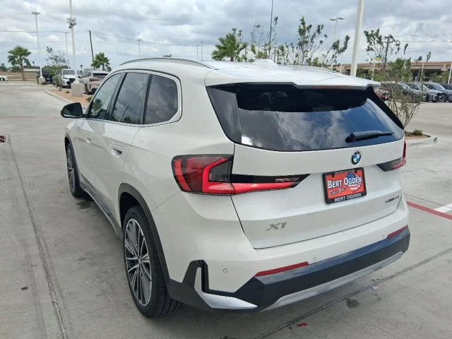 New 2026 Mineral White Metallic BMW xDrive28i image 4
