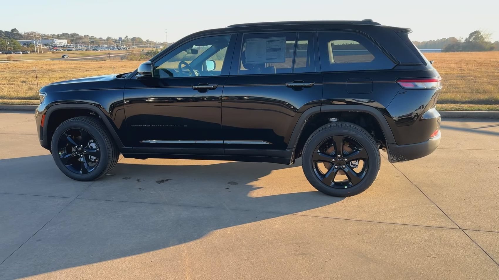 New 2025 Diamond Black Crystal Pearlcoat Jeep Limited image 6