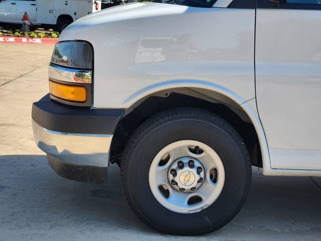 New 2025 Summit White Chevrolet 1WT image 13