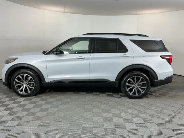 New 2026 Space White Metallic Ford ST-Line image 8