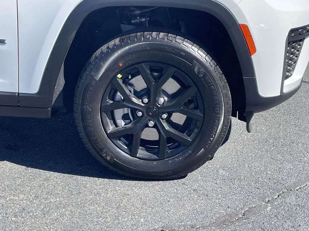 New 2026 Bright White Clearcoat Jeep Altitude image 10