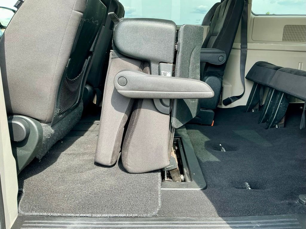Used 2018 Black Dodge SE image 28