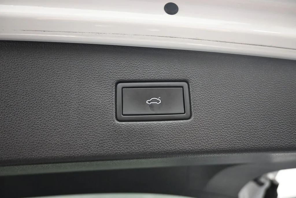 Used 2022 White Volkswagen 2.0T SE image 12