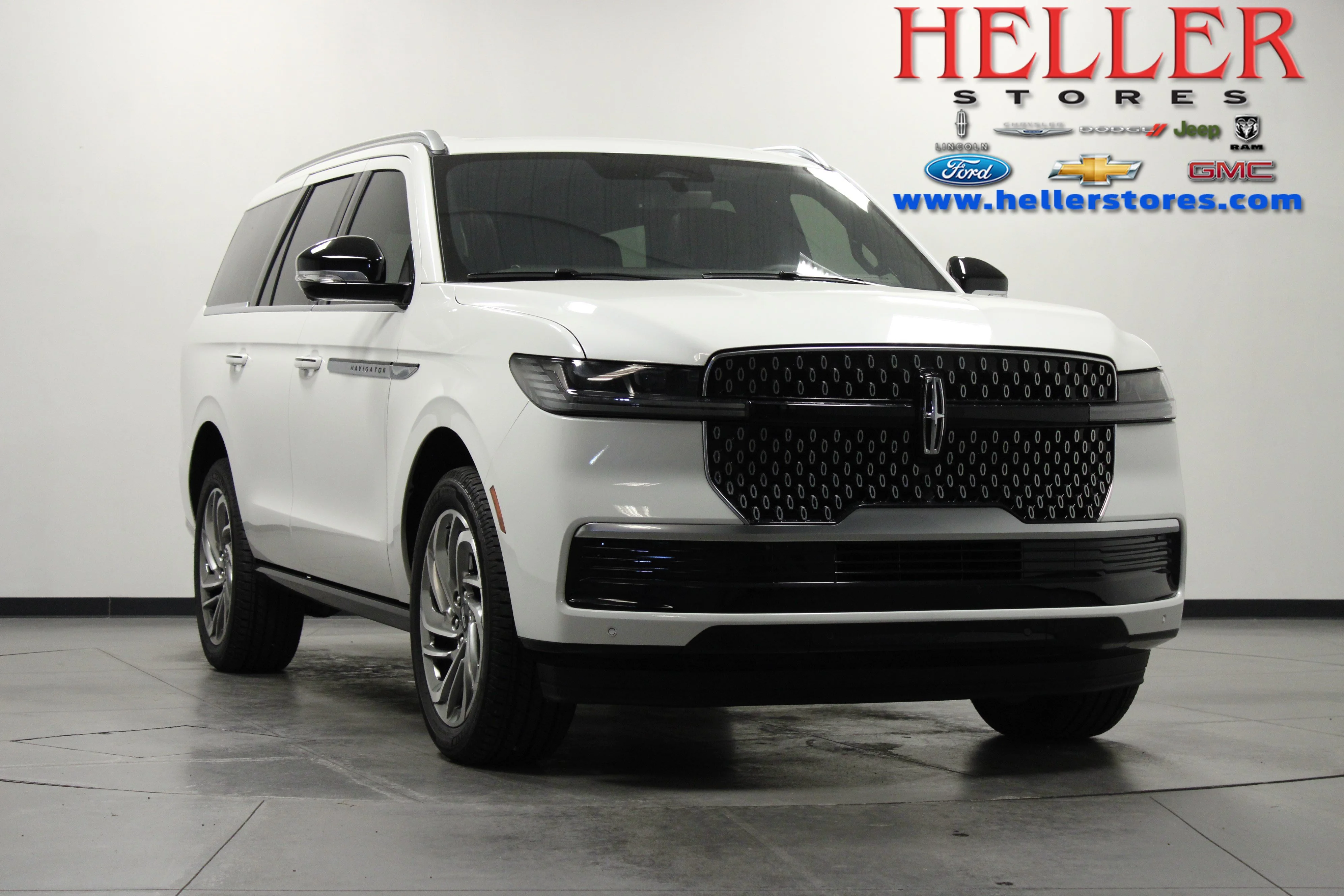 Used 2025 White Metallic Lincoln Reserve image 1