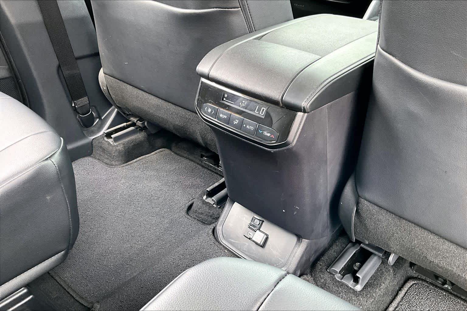 Used 2025 Wind Chill Pearl Toyota Hybrid XLE image 10