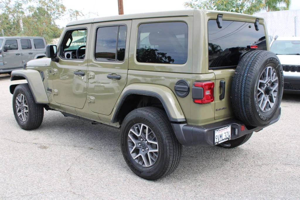 Used 2026  Jeep Sahara image 6