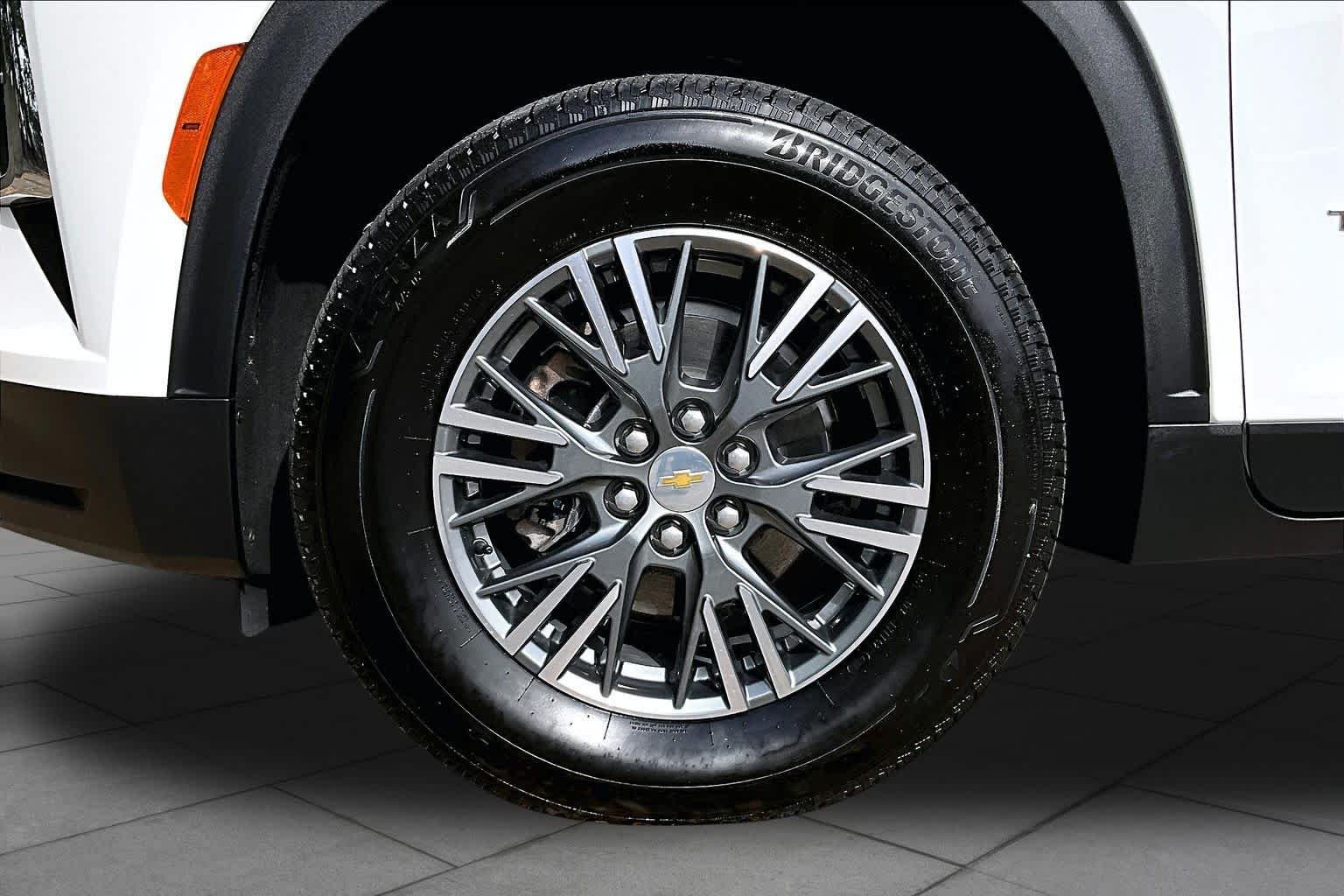 Used 2025 Summit White Chevrolet AWD LT image 10