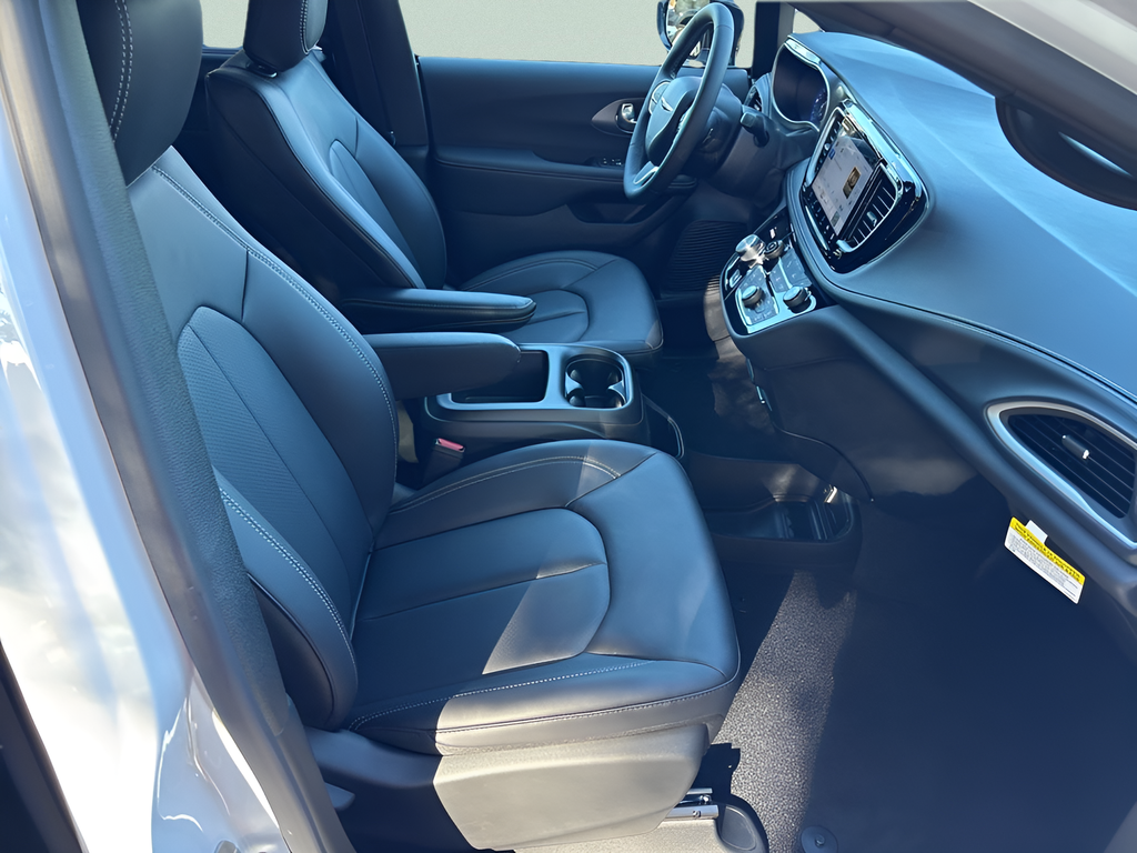 New 2026 Bright White Clear-Coat Exterior Paint Chrysler Select image 43