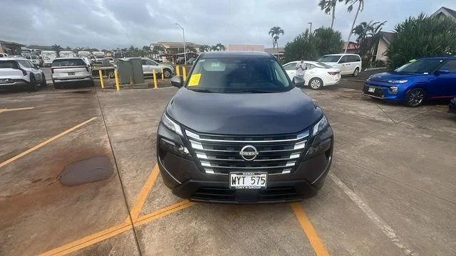 Used 2024 Gray Nissan SV image 8