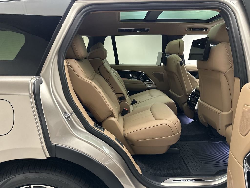 Used 2023  Land Rover Autobiography image 12