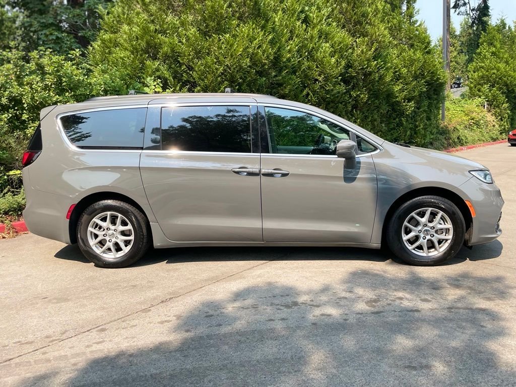 Used 2022 Ceramic Gray Clearcoat Chrysler Touring L image 3