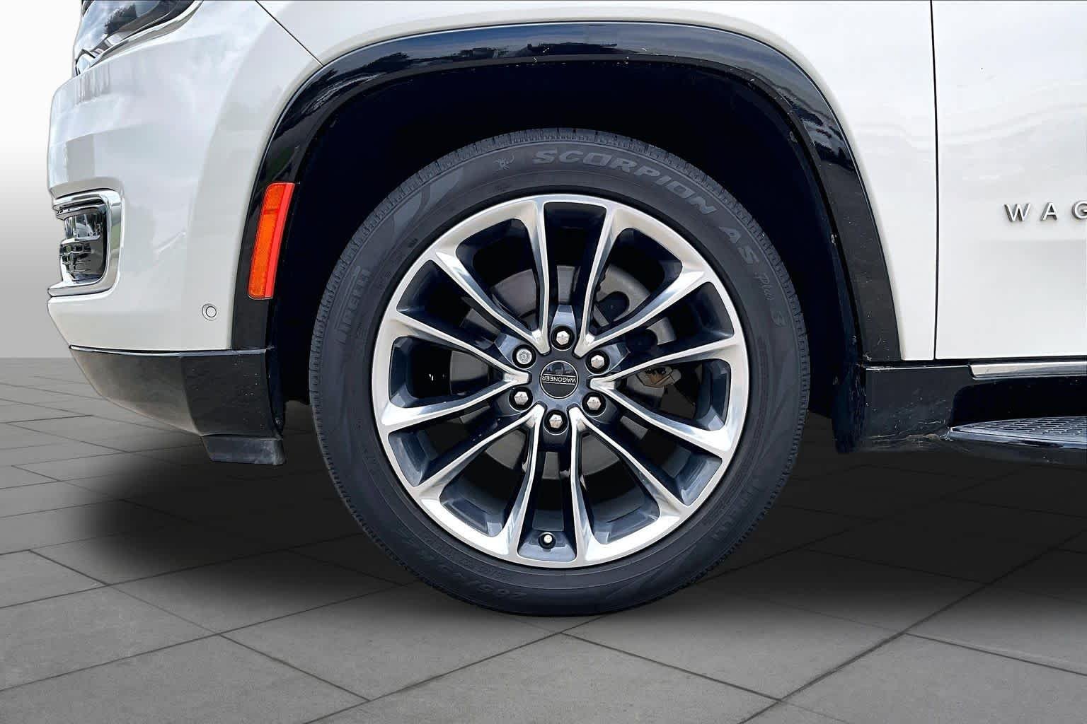 Used 2022 Luxury White Pearlcoat Jeep Series II image 10