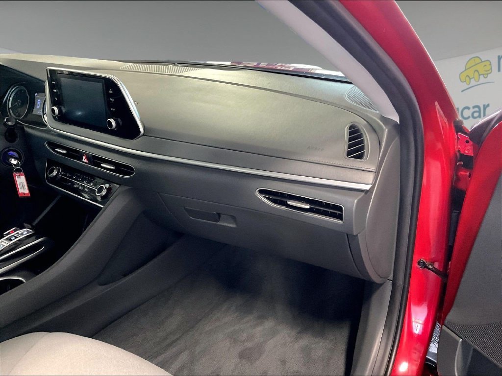 Used 2022 Red Hyundai SE image 13