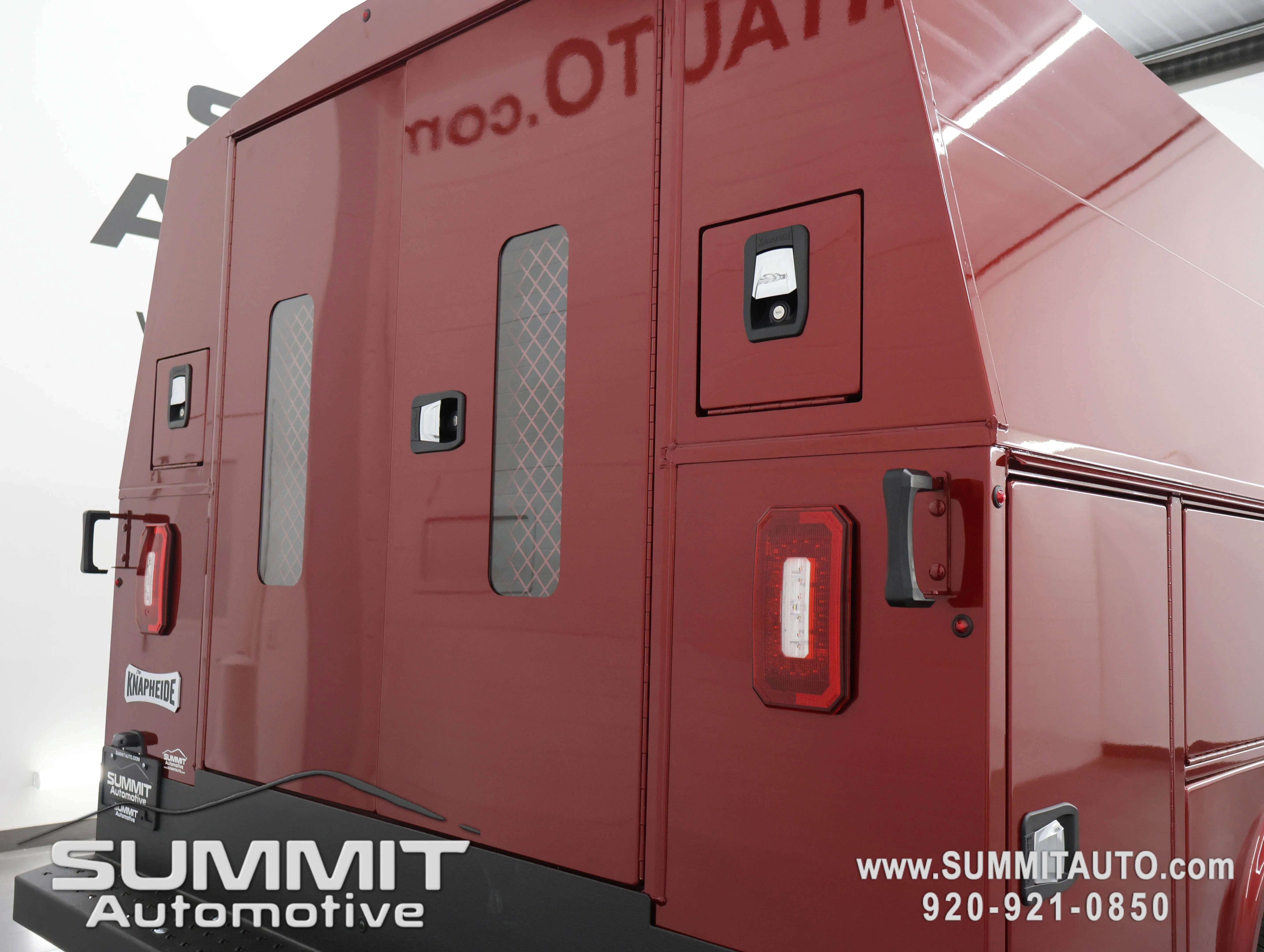New 2026 Molten Red Pearl-Coat Exterior Paint RAM Tradesman image 27