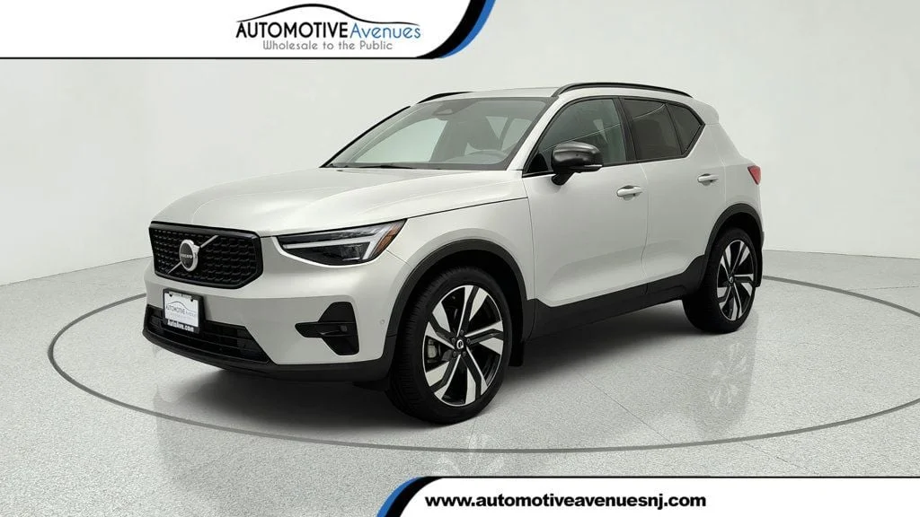 2025 Volvo XC40 B5 Ultra Dark AWD's photo