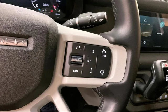Used 2024 White Land Rover X-Dynamic SE image 19