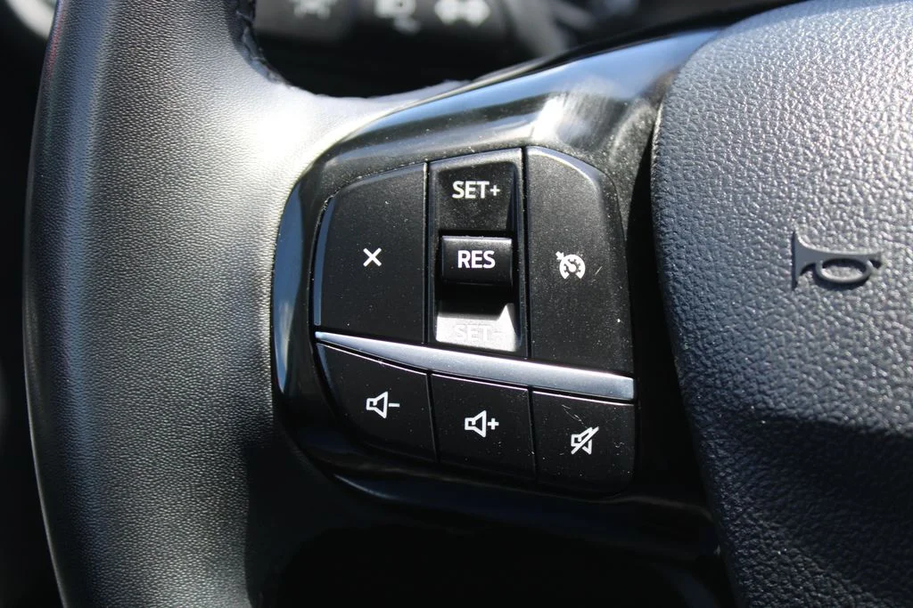 Used 2022 Oxford White Ford SE image 32