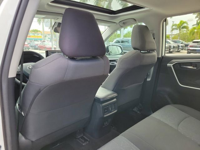 2020 Toyota RAV4 XLE - Photo 9