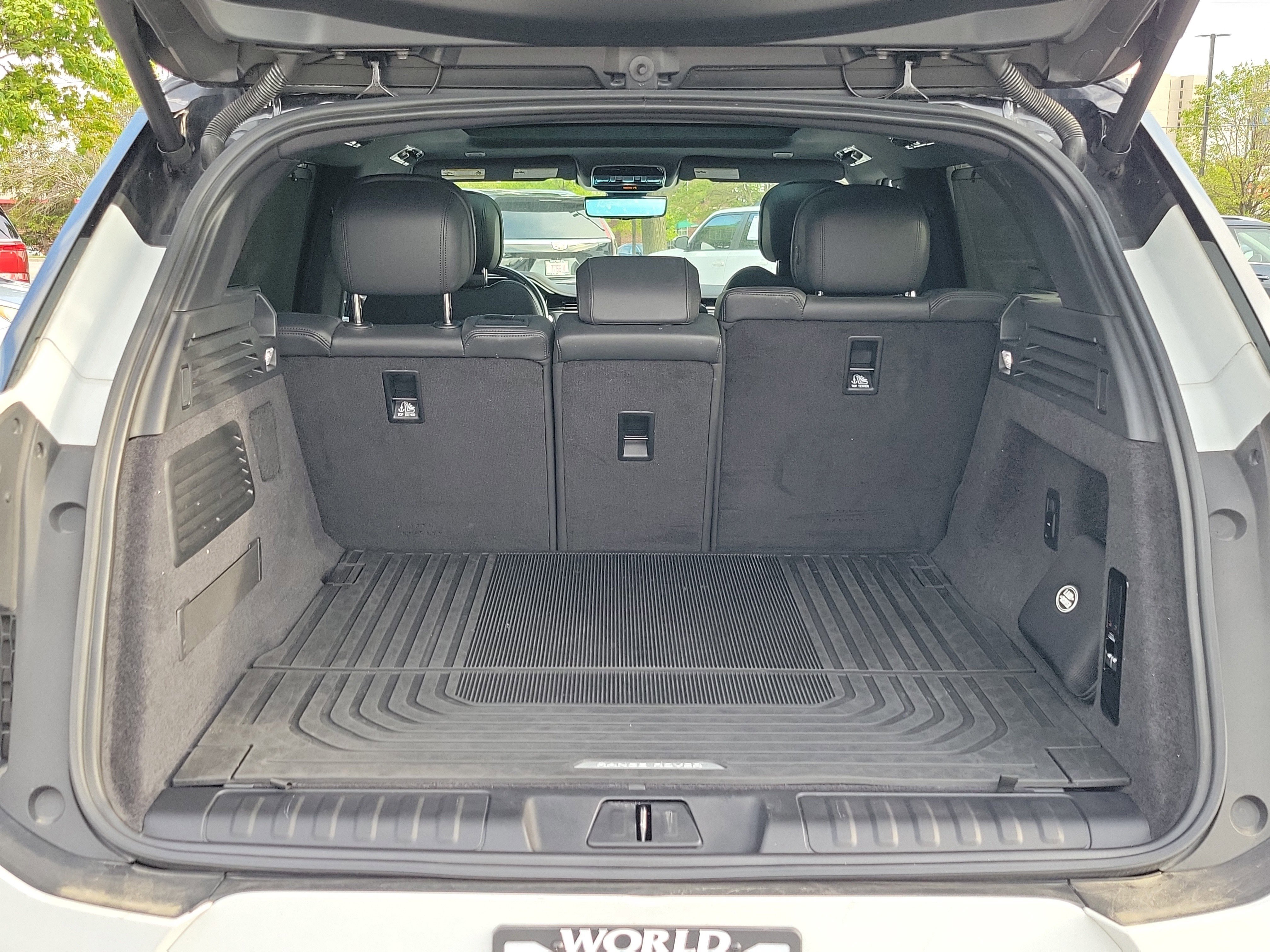 Used 2024 White Land Rover Dynamic SE image 8