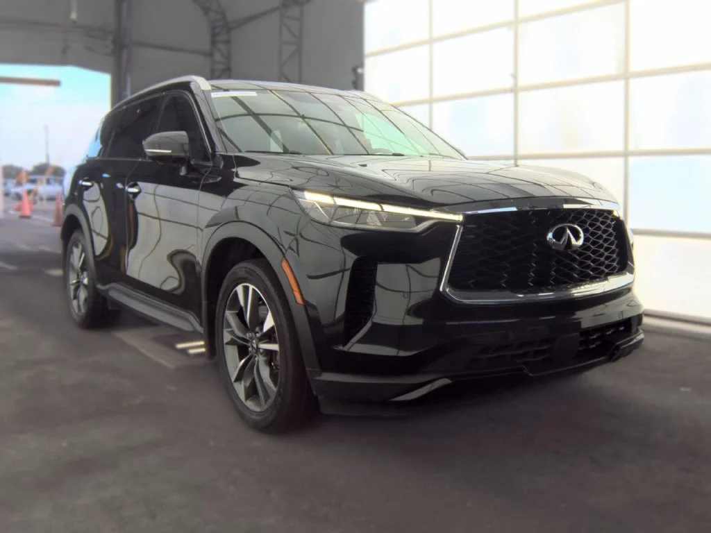 Certified Used 2023 Black INFINITI LUXE image 3