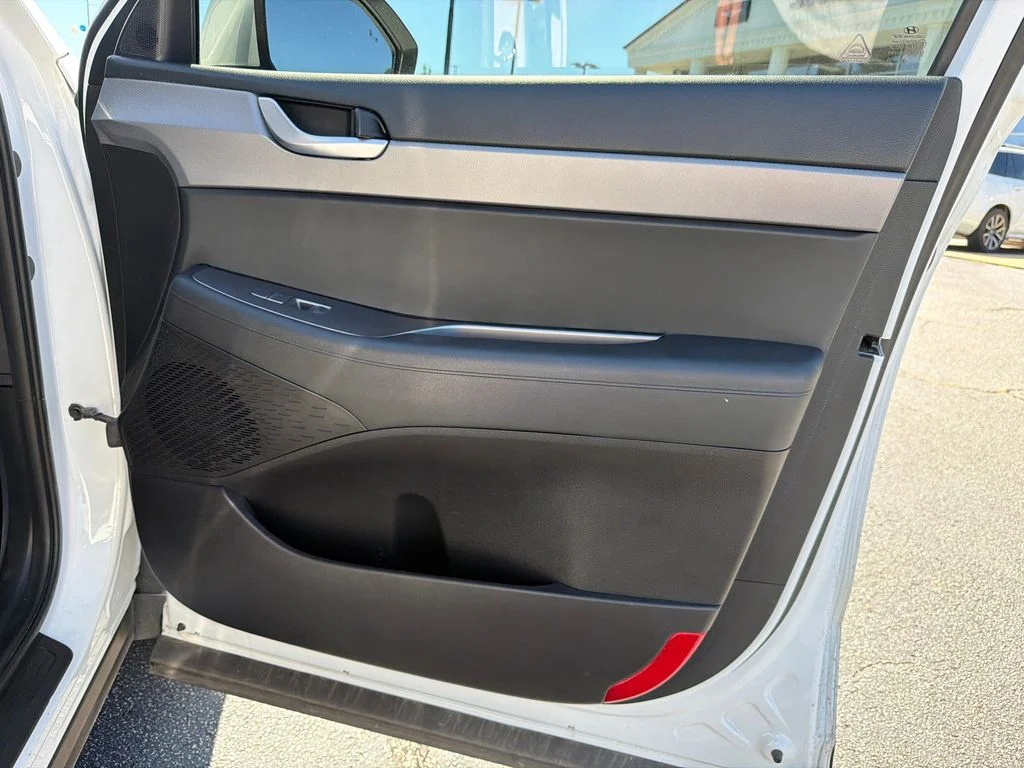 Used 2022 White Hyundai SE image 14