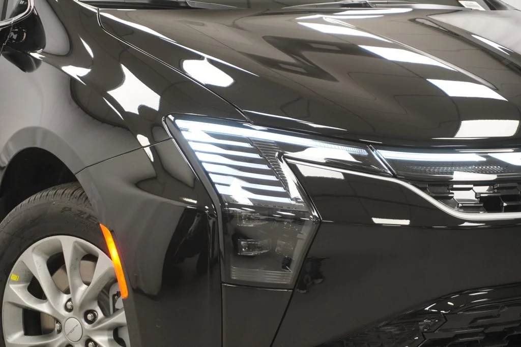 New 2027 Diamond Black Crystal Pearl-Coat Exterior Paint Chrysler Select image 5