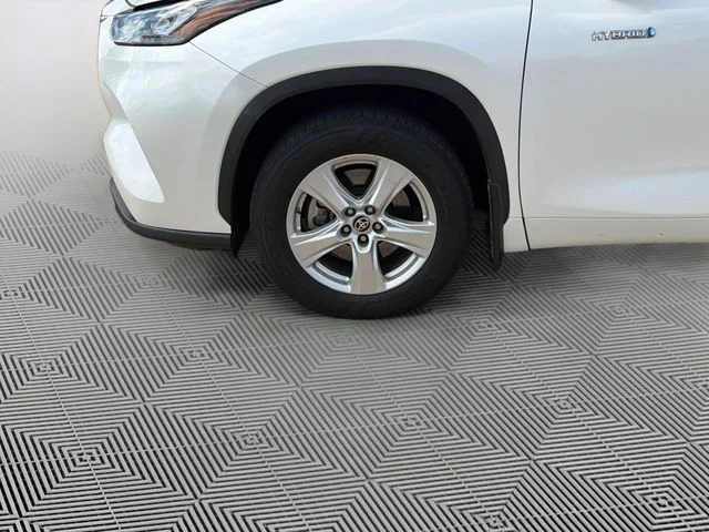 Used 2020 White Toyota LE image 5