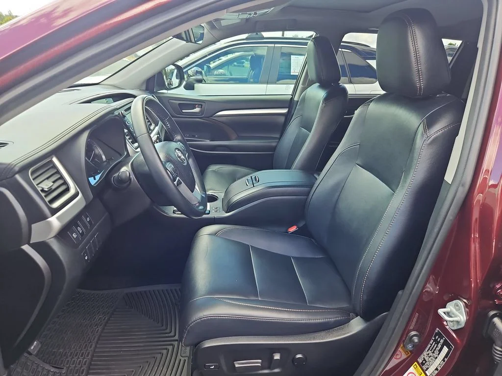 Used 2019 Salsa Red Pearl Toyota XLE image 21