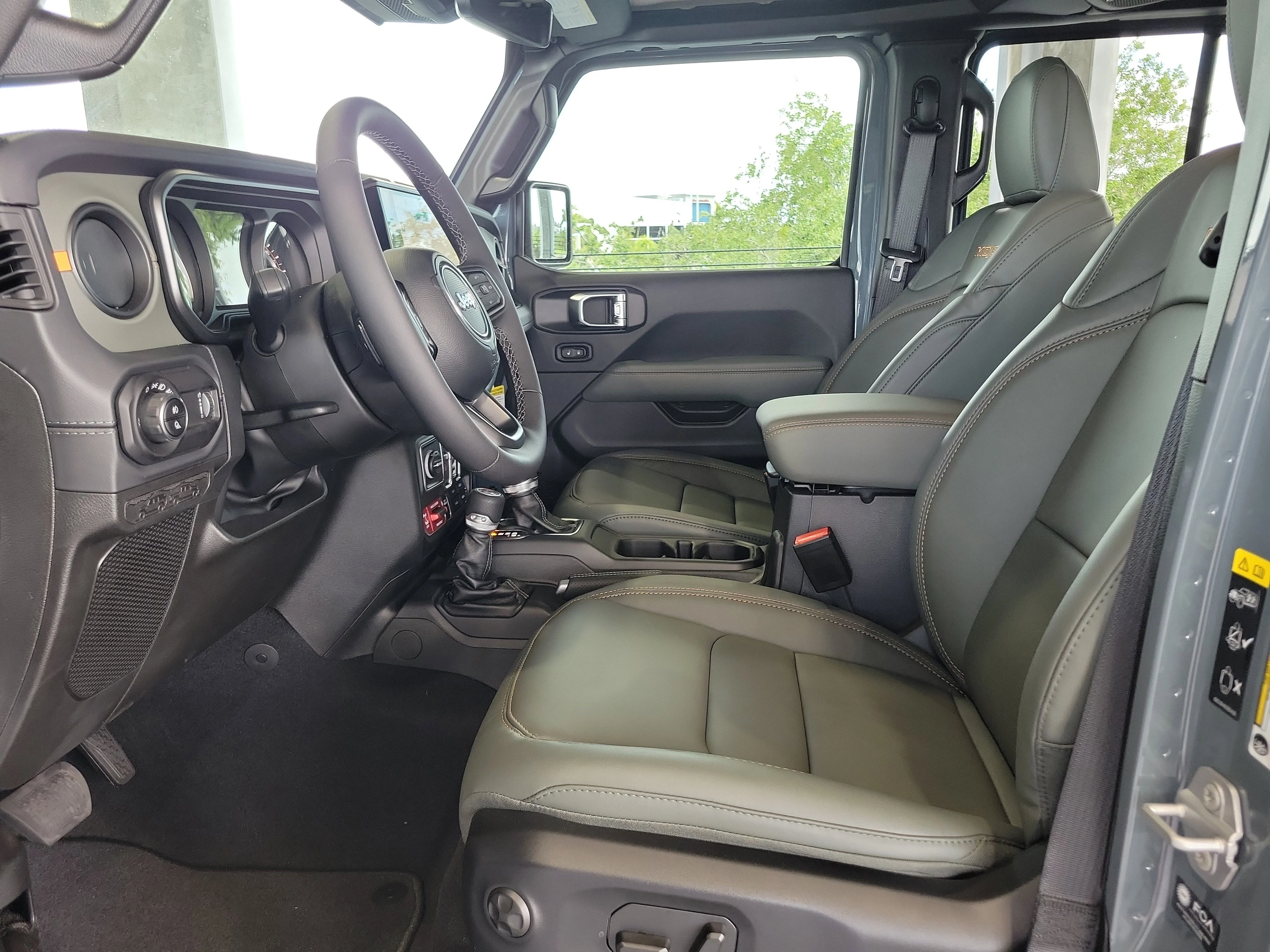 New 2025 Anvil Clear-Coat Exterior Paint Jeep Mojave X image 16