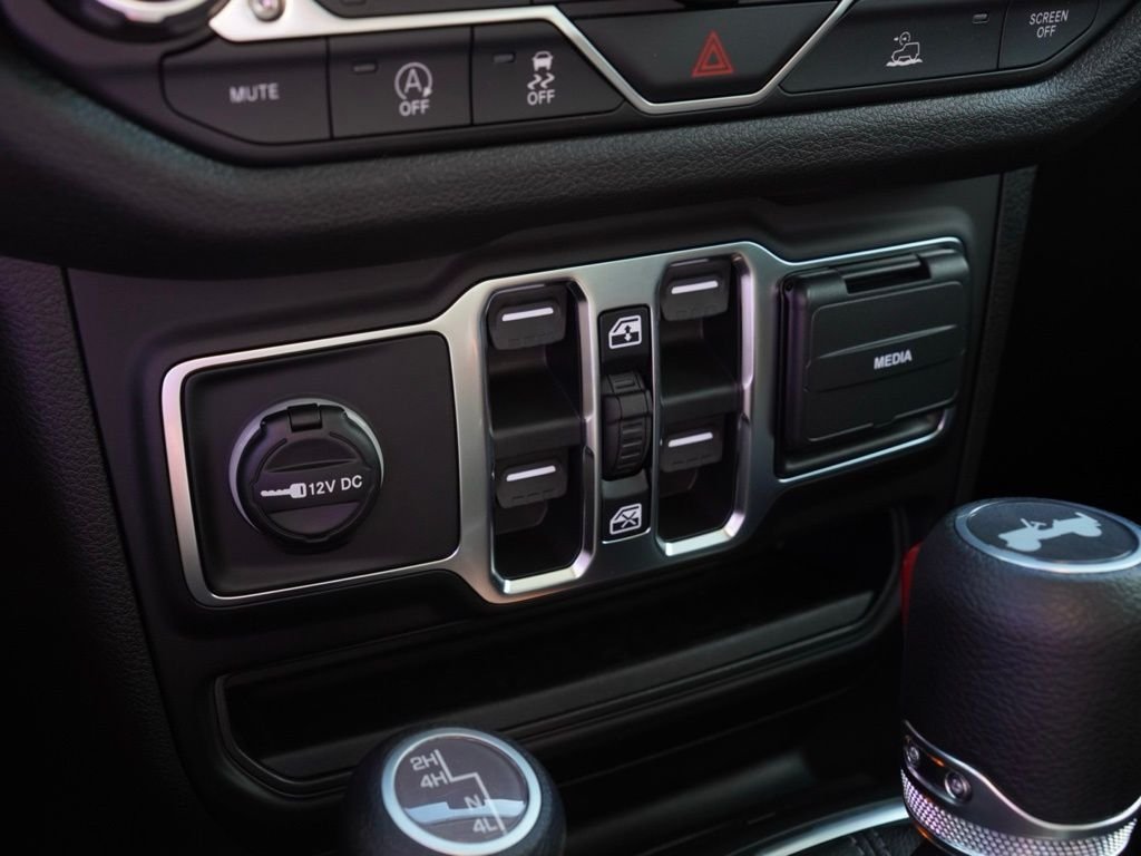 New 2026 Bright White Clear-Coat Exterior Paint Jeep Sport image 16