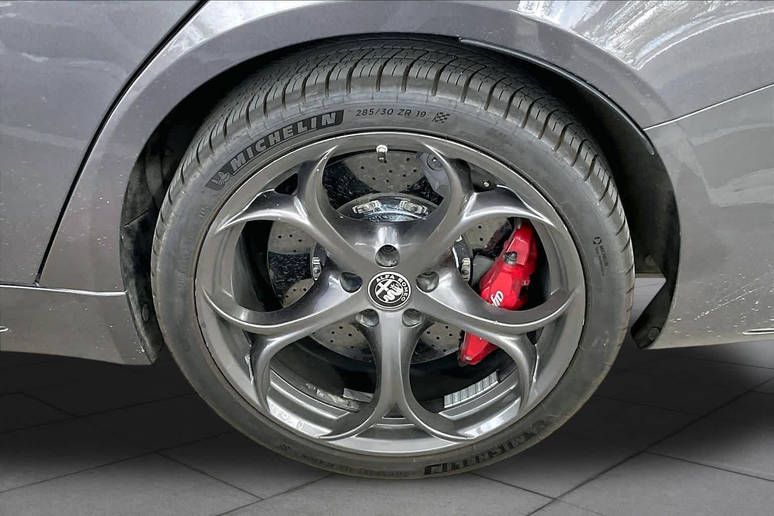 Used 2018 Vesuvio Gray Metallic Alfa Romeo  image 11