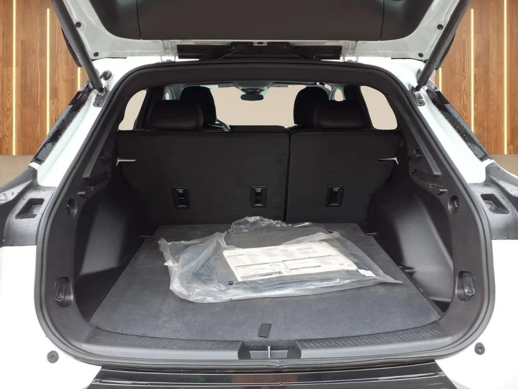 Used 2025 Summit White Chevrolet LT image 31