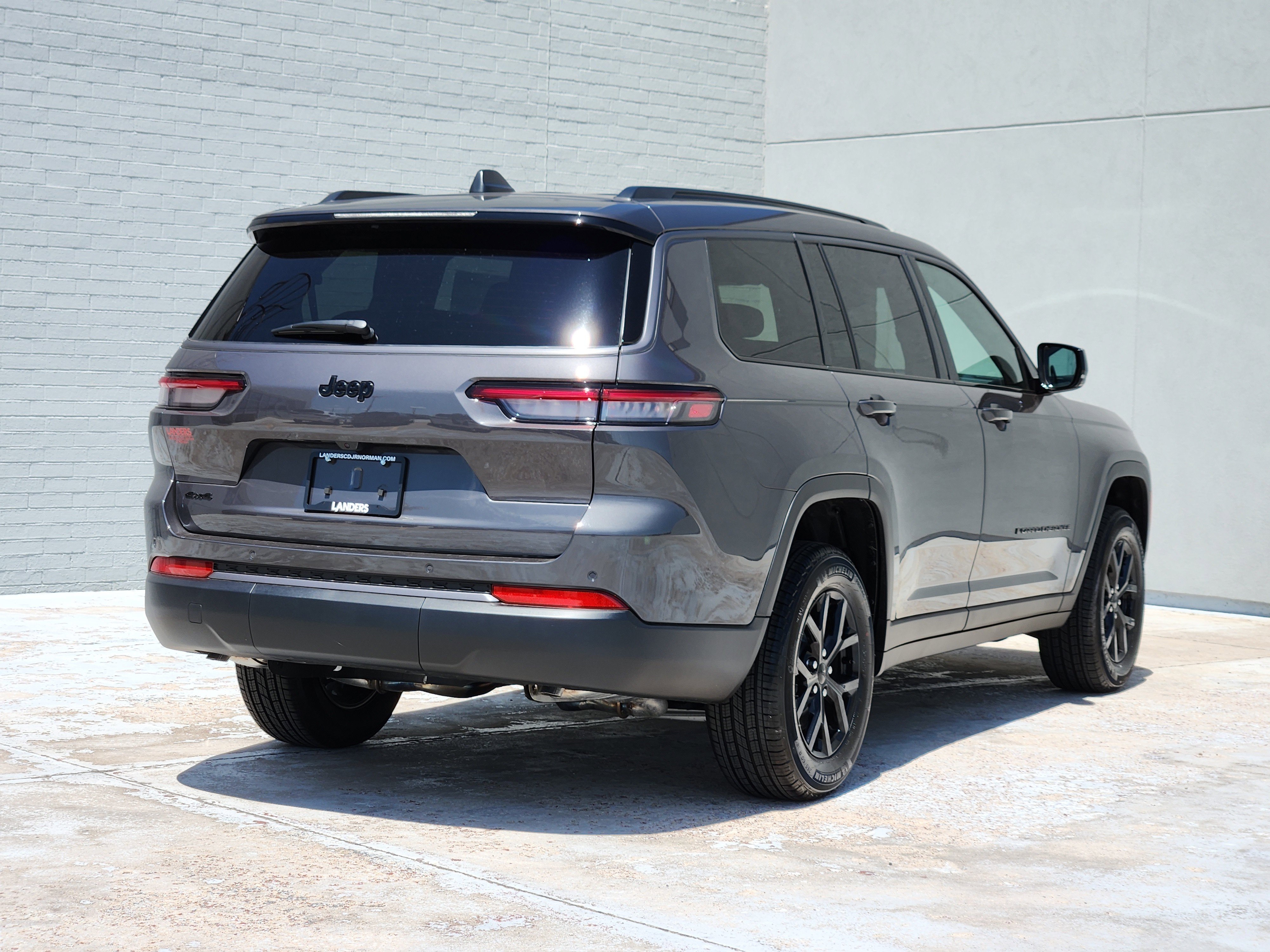 New 2026 Baltic Gray Metallic Clear-Coat Exterior Paint Jeep Laredo Altitude image 4