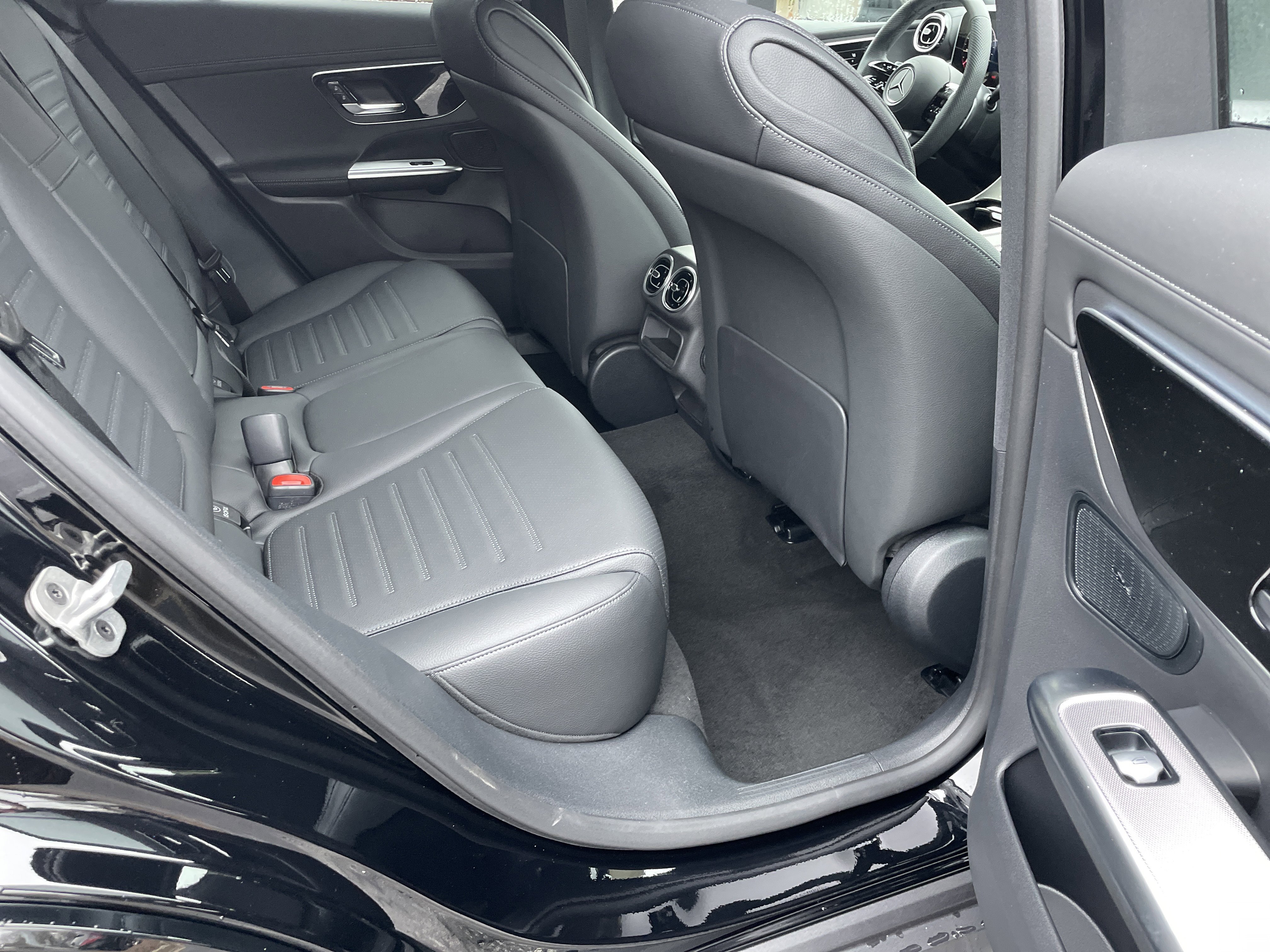 New 2026 Black Mercedes-Benz GLC 300 SUV image 39