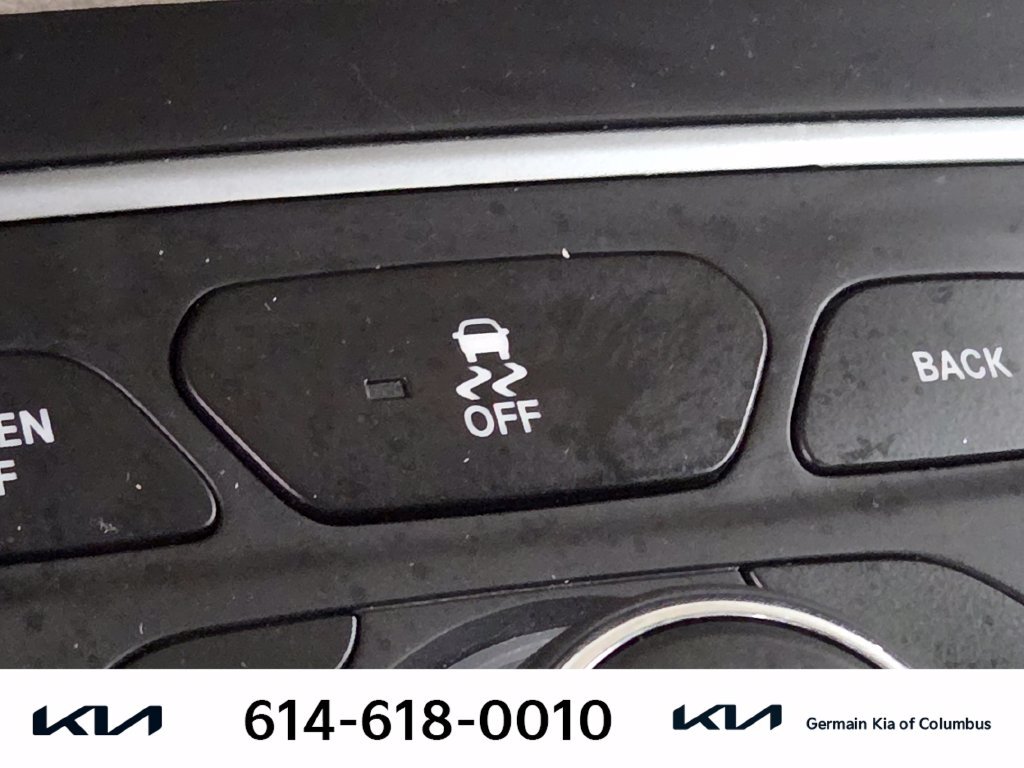 Used 2015 Silver Chrysler Limited image 29