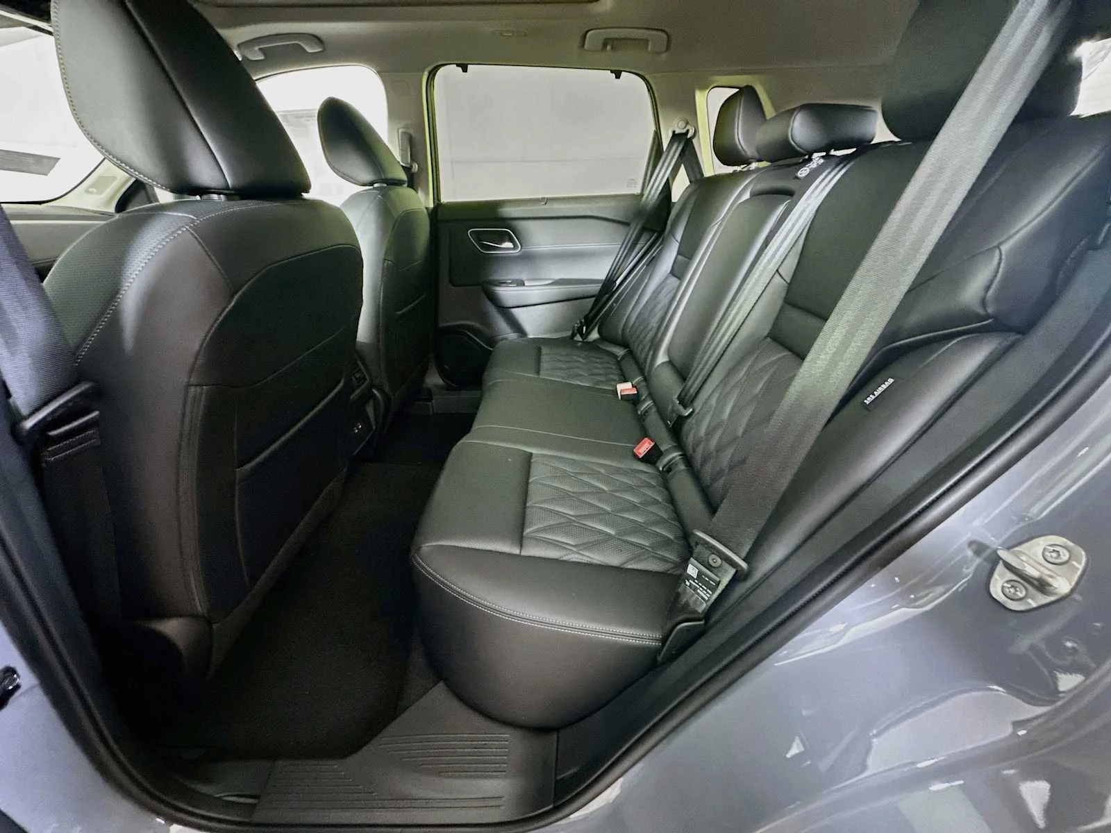 New 2026 Boulder Gray Pearl/Super Black Nissan Platinum image 5