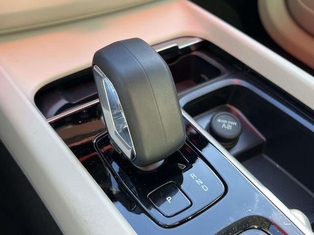 2025 Volvo XC60 Plus - Photo 32