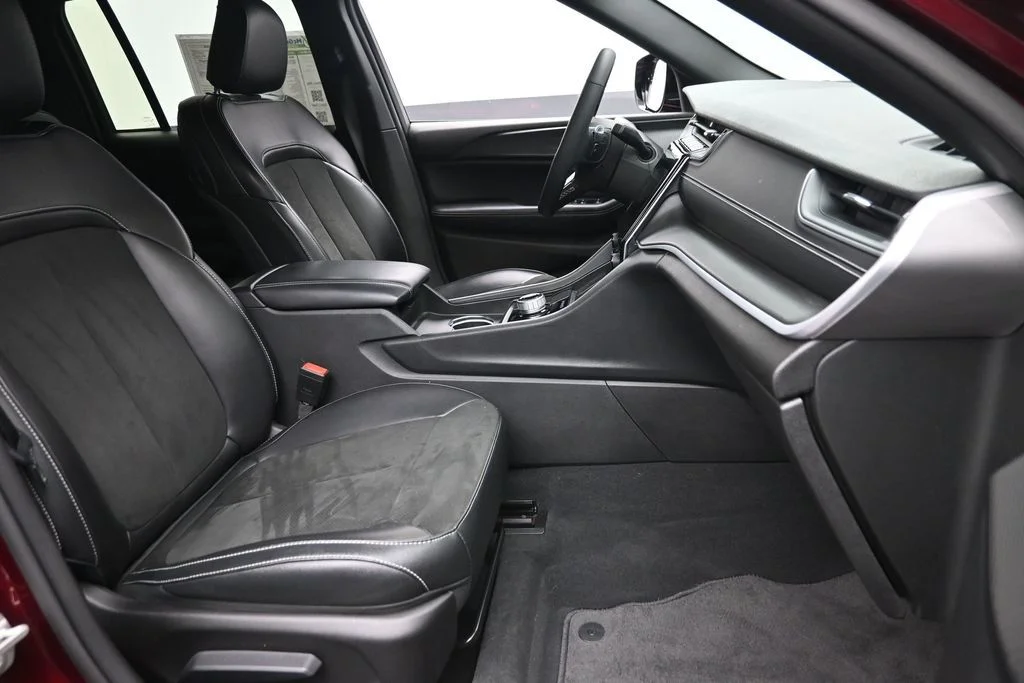 Used 2024 Red Jeep Altitude X image 10