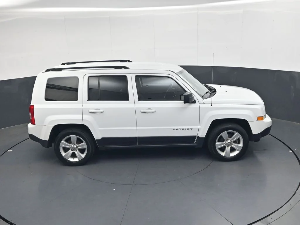 Used 2015 Bright White Clearcoat Jeep Latitude image 28