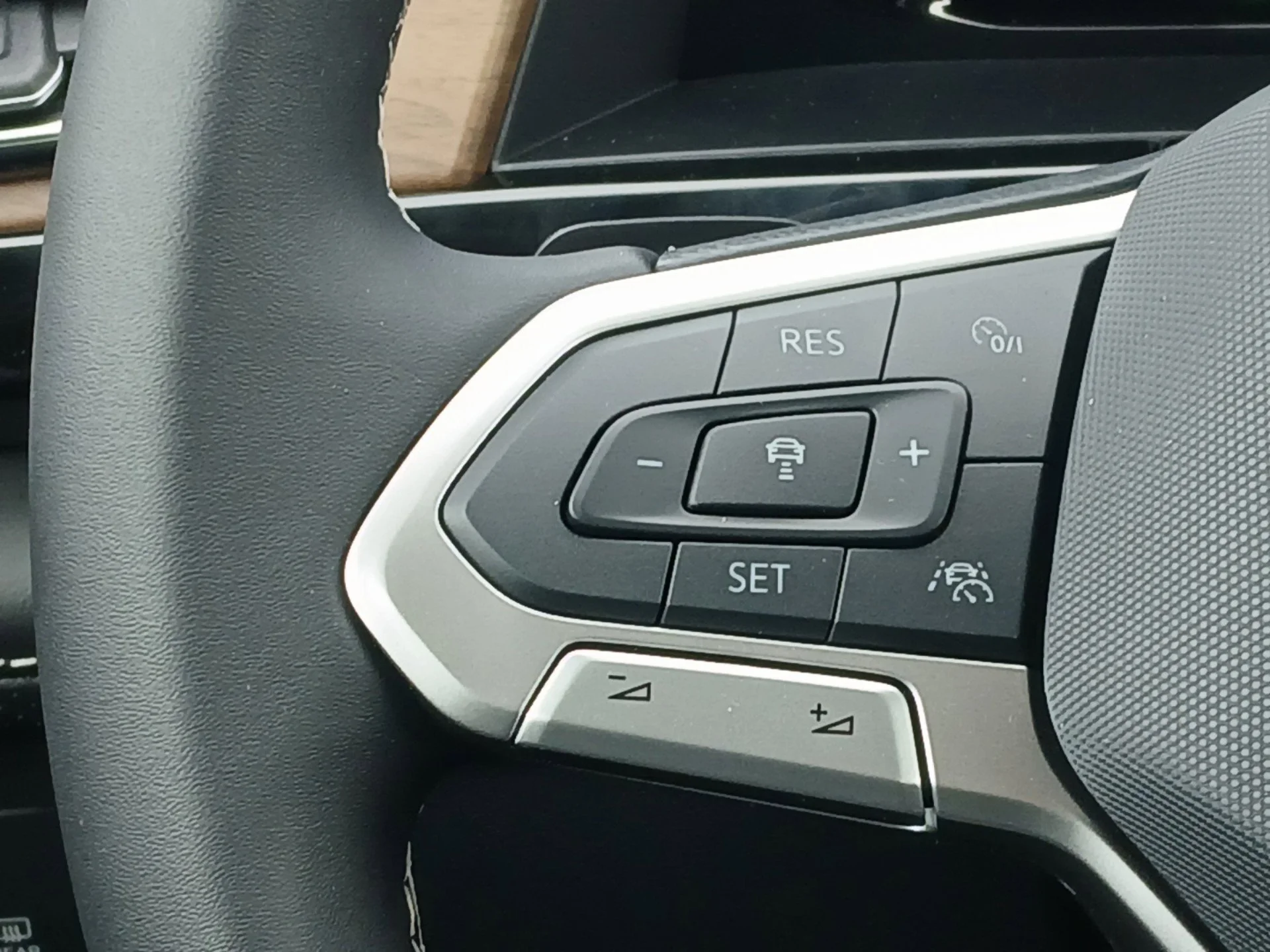 New 2026 Opal White Pearl Volkswagen 2.0T SE image 9
