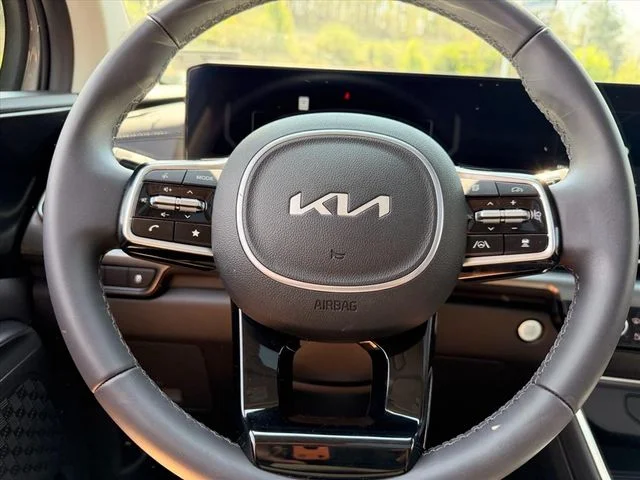 Used 2025 White Kia SX image 21