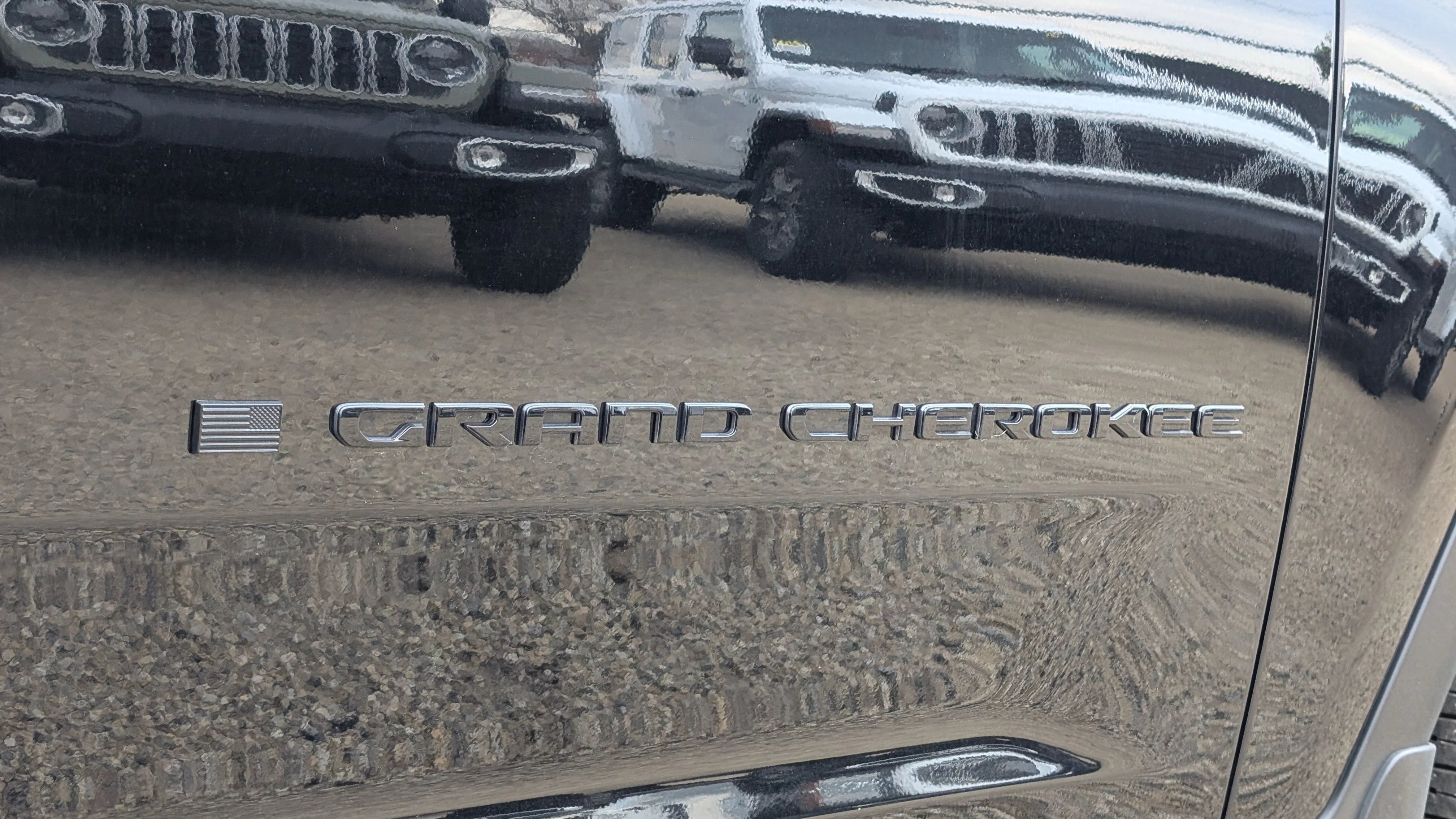New 2025 Diamond Black Crystal Pearl Jeep Altitude image 15