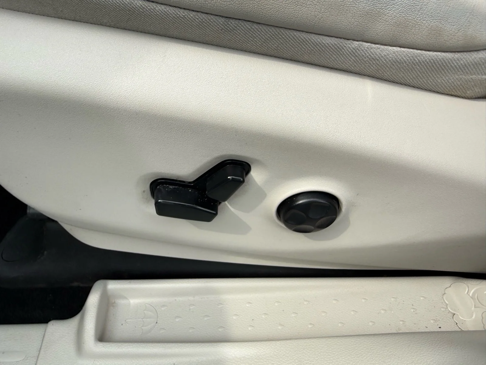 Used 2020  Chrysler Limited image 21