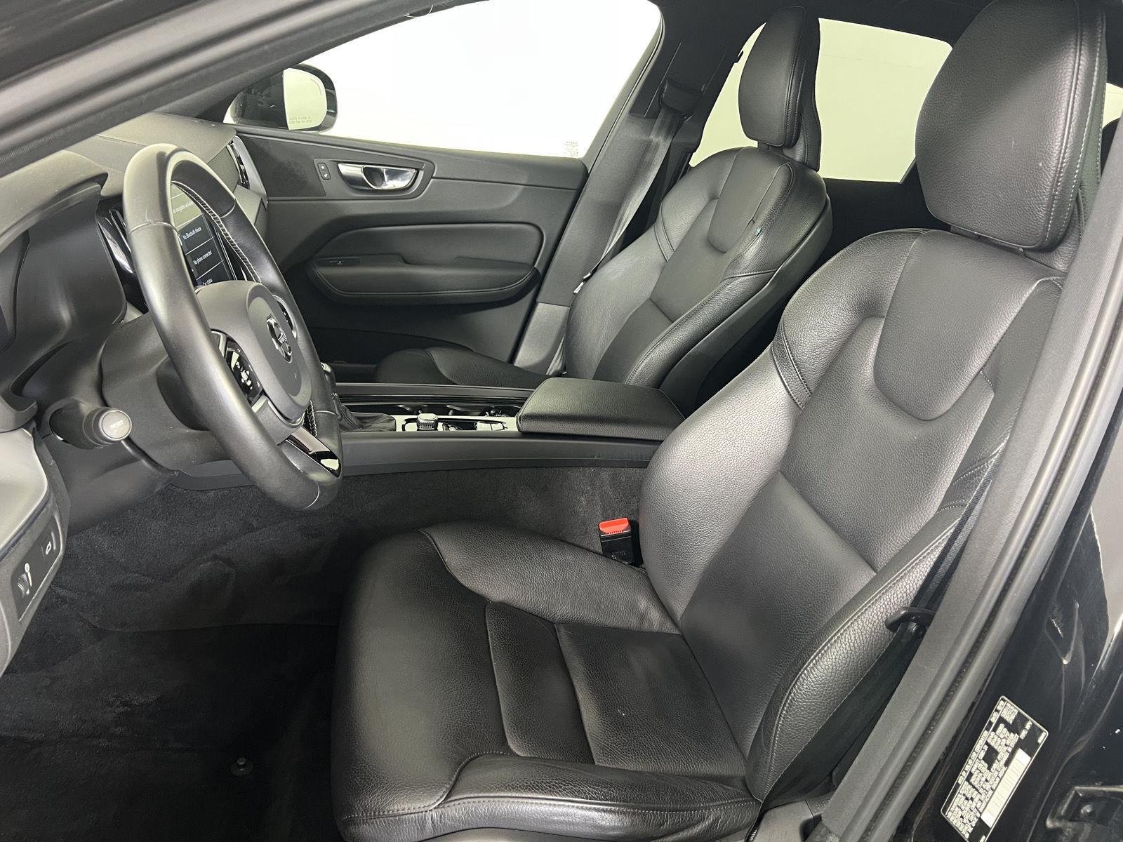 Used 2020 Onyx Black Metallic Volvo Momentum image 6
