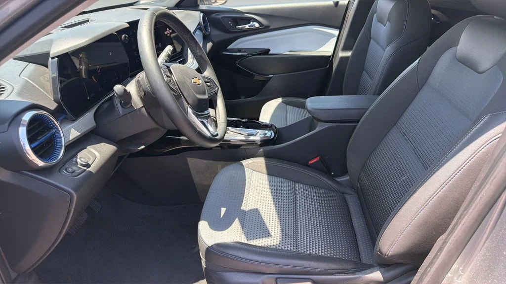 Used 2025 Gray Chevrolet LT image 9