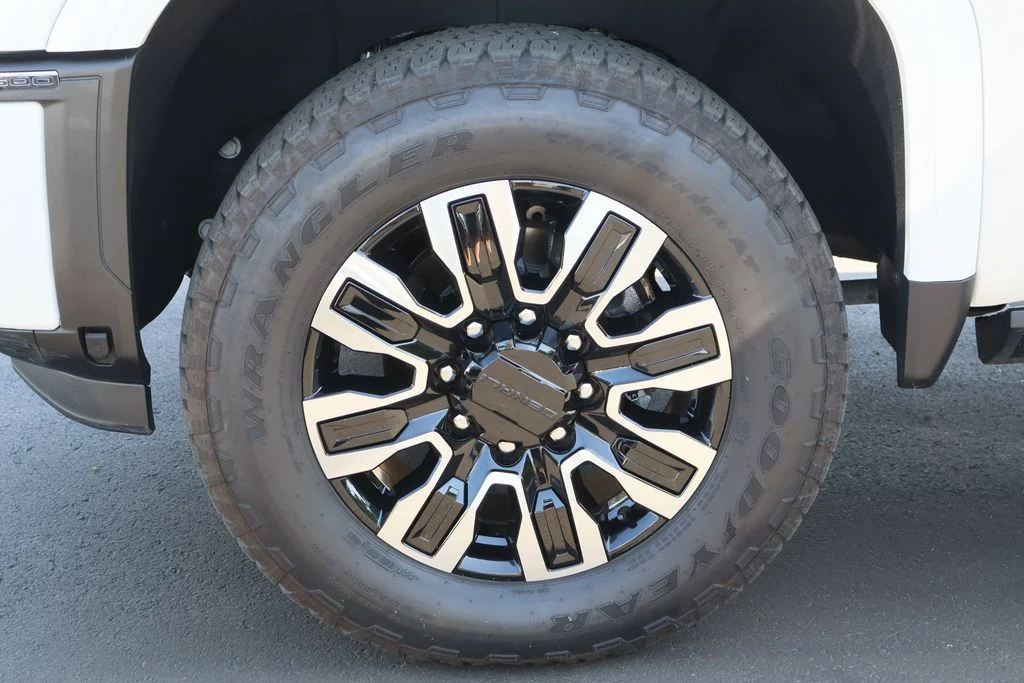 Used 2025 White GMC Denali Ultimate image 37
