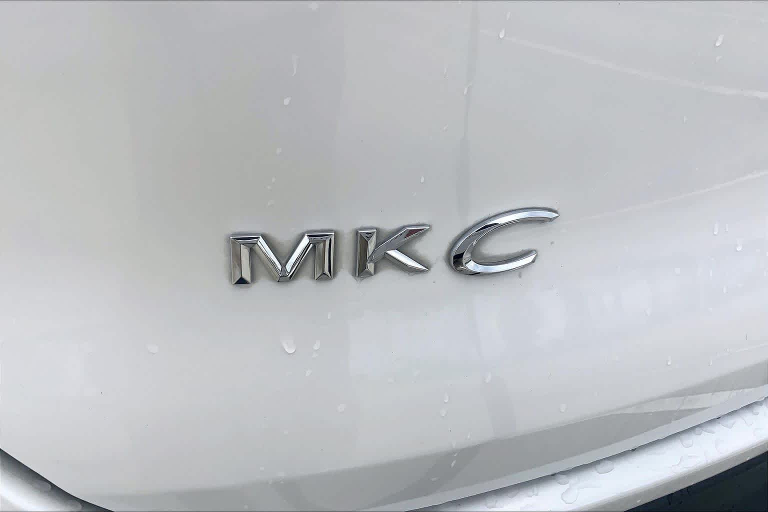 Used 2016 White Platinum Metallic Tri-Coat Lincoln Reserve image 30